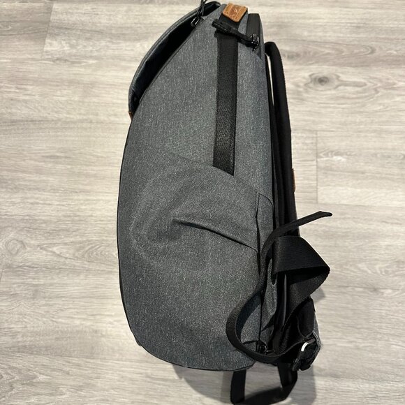 Peak Design Everyday Backpack V2, 20L, Charcoal - Picture 5 of 16